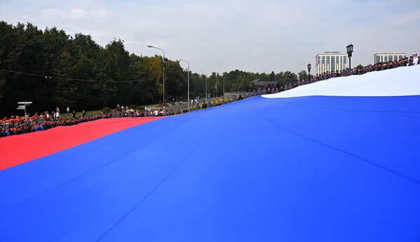 Russian servicemen are holding a giant tricolor flag outside the Victory Museum in Moscow - Sputnik International