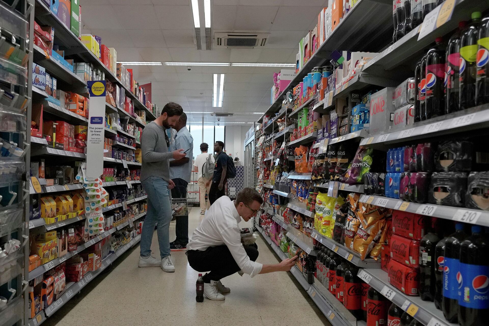 Shoppers buy food in a supermarket in London - Sputnik International, 1920, 01.12.2022