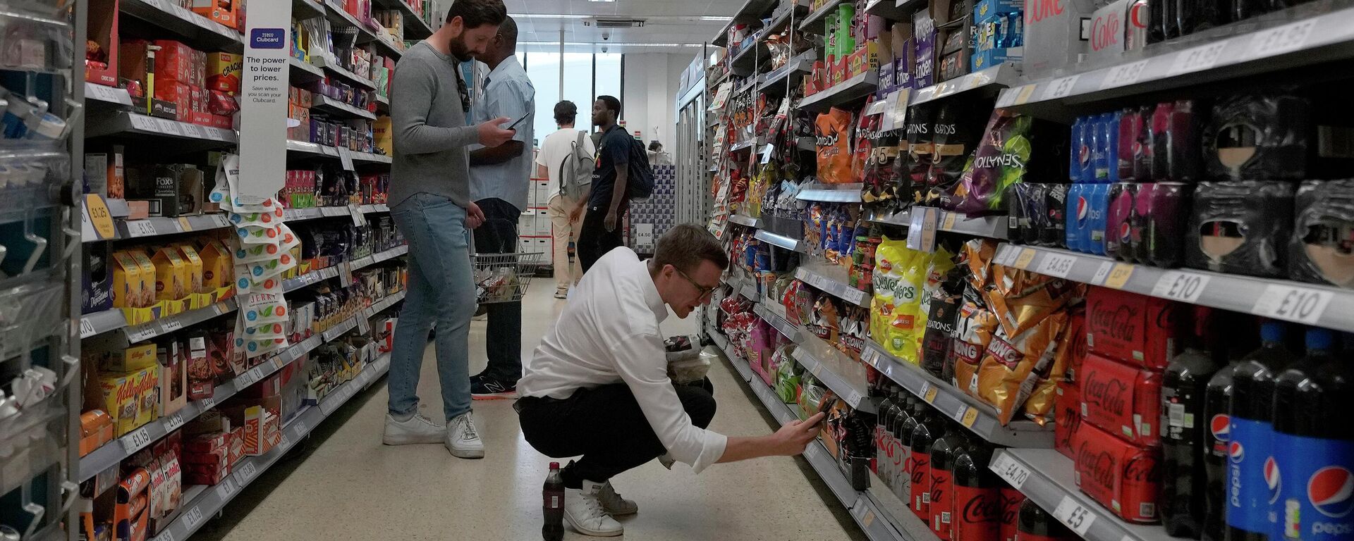 Shoppers buy food in a supermarket in London - Sputnik International, 1920, 30.05.2023