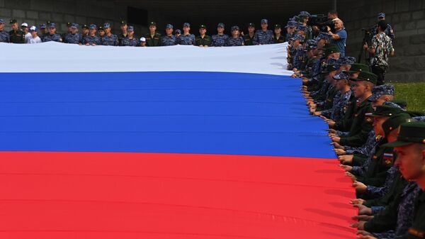 Russian servicemen and the National Guard unfurled a 1,000-square-meter tricolor on National Flag Day near the Victory Museum in Moscow. - Sputnik International