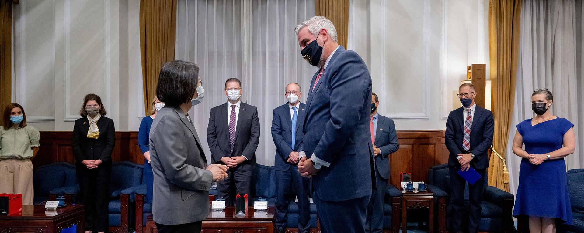 This handout picture taken and released by Taiwan’s Presidential Office on August 22, 2022 shows Taiwan's President Tsai Ing-wen (L) speaking with Eric Holcomb (R), the Republican governor of the US state of Indiana, during a meeting at the Presidential Office in Taipei.  - Sputnik International, 1920, 22.08.2022