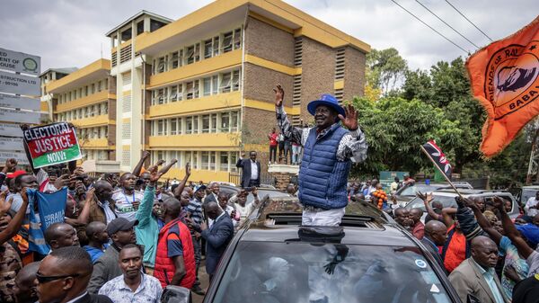 Presidential candidate Raila Odinga waves to supporters as he leaves the Supreme Court in Nairobi, Kenya Monday, Aug. 22, 2022. - Sputnik International