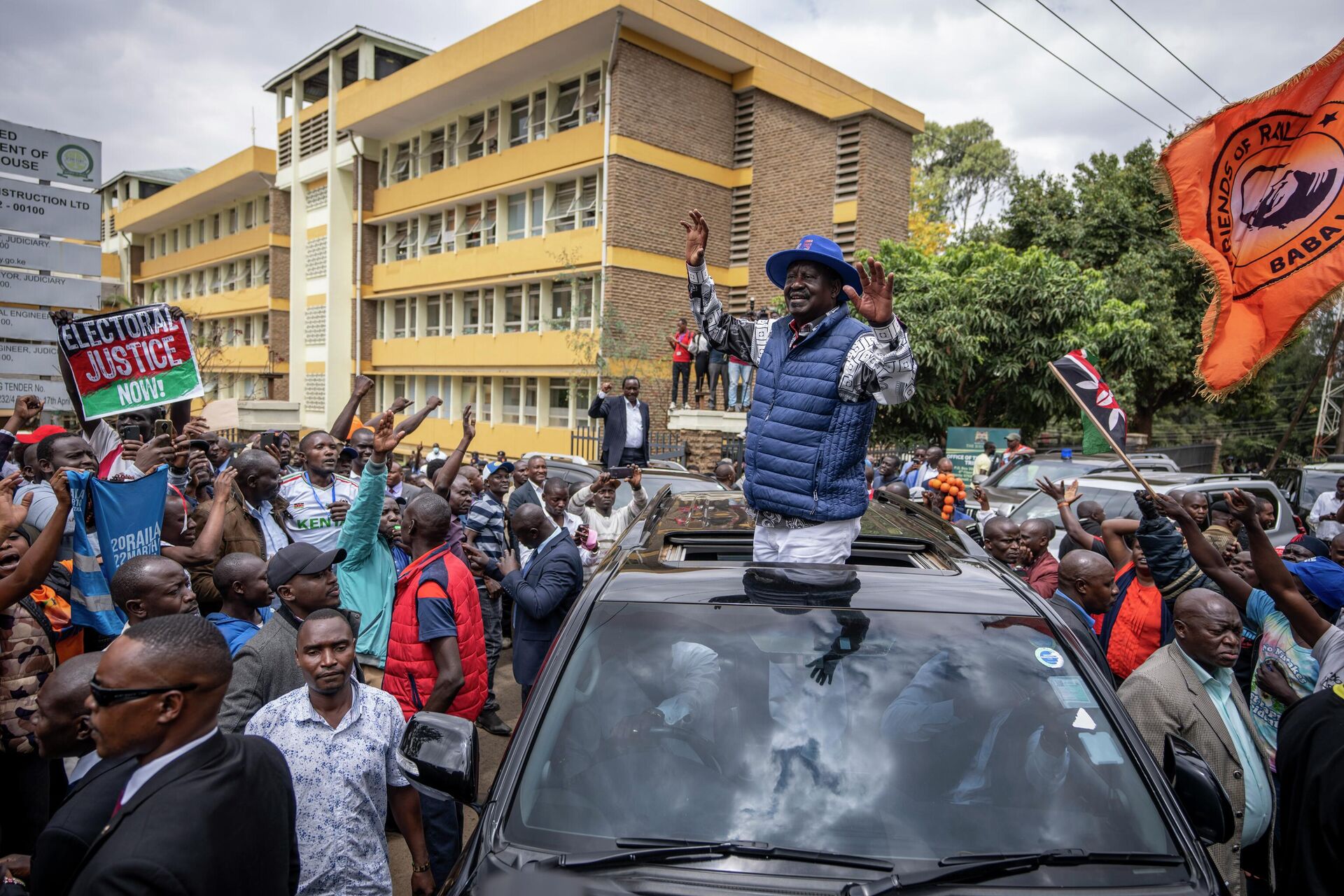 Presidential candidate Raila Odinga waves to supporters as he leaves the Supreme Court in Nairobi, Kenya Monday, Aug. 22, 2022. - Sputnik International, 1920, 15.09.2022