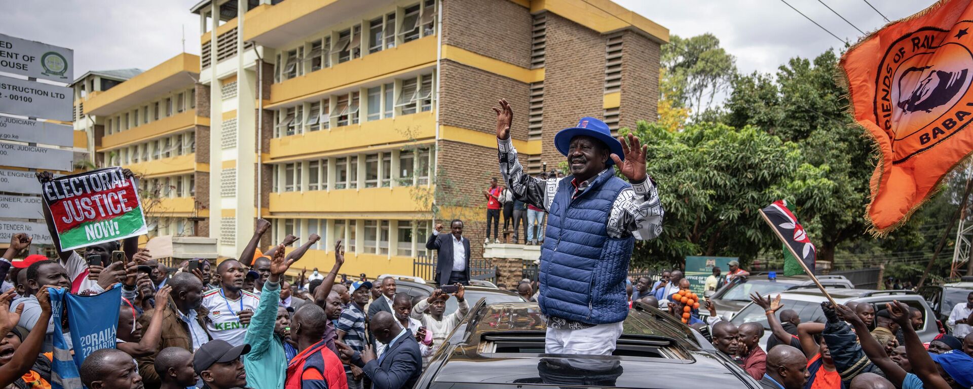 Presidential candidate Raila Odinga waves to supporters as he leaves the Supreme Court in Nairobi, Kenya Monday, Aug. 22, 2022. - Sputnik International, 1920, 22.08.2022