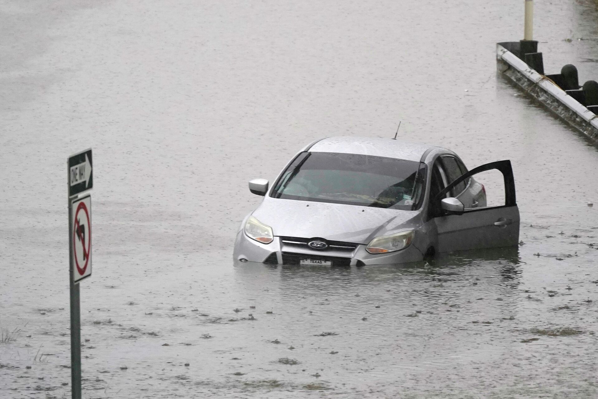 A car sits in flood waters covering a closed highway in Dallas, Monday, Aug. 22, 2022. - Sputnik International, 1920, 03.09.2022