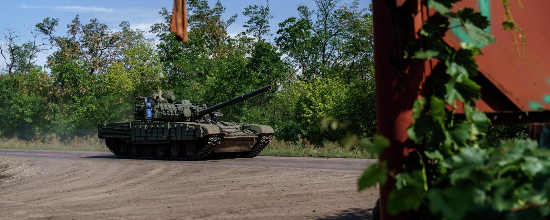 A Ukrainian military tank drives down the road in the Donetsk region, eastern Ukraine, Sunday, Aug. 21, 2022.  - Sputnik International, 1920, 23.08.2022