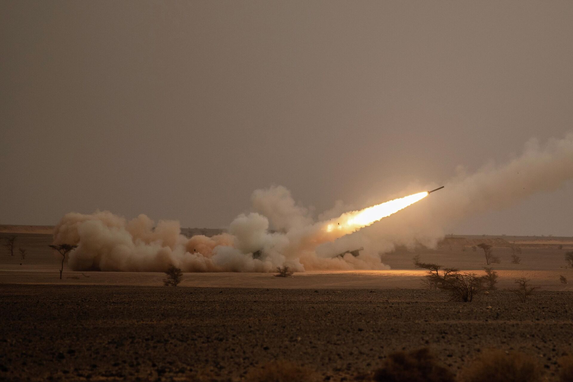 A launch truck fires the High Mobility Artillery Rocket System (HIMARS) at its intended target during the African Lion military exercise in Grier Labouihi complex, southern Morocco, on June 9, 2021. - Sputnik International, 1920, 06.10.2022
