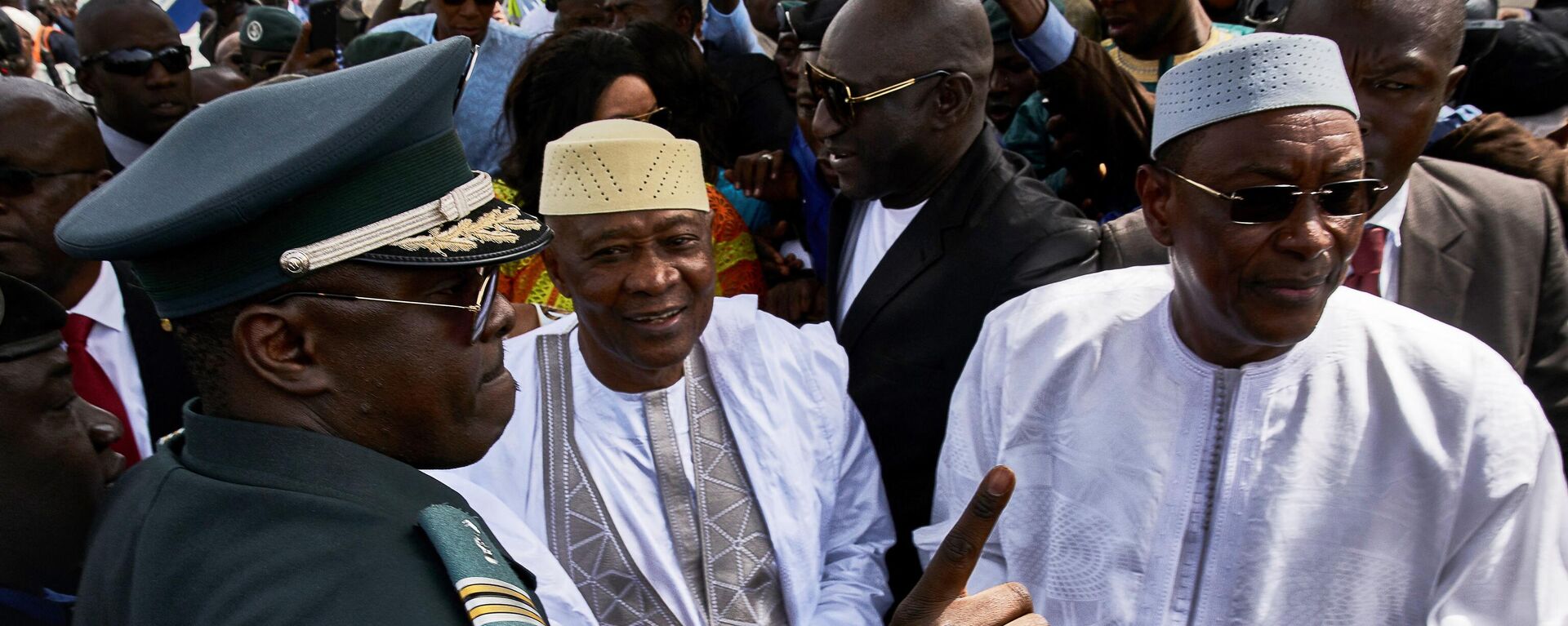 Malian former president Amadou Toumani Toure (2nd L) looks on flanked by Malian Prime Minister Abdoulaye Idrissa Maiga (R) after disembarking from a plane in Bamako on December 24, 2017 - Sputnik International, 1920, 23.08.2022