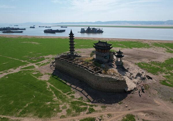 Usually half submerged in water, Luoxing Dun, a small island with ancient temples on it, can be seen in China&#x27;s large freshwater Lake Poyang in Juijiang in the country’s central Jiangxi province. - Sputnik International
