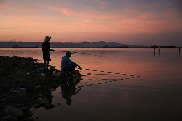 Anglers fish by the banks of Lake Poyang in Juijiang, China&#x27;s central Jiangxi province - Sputnik International