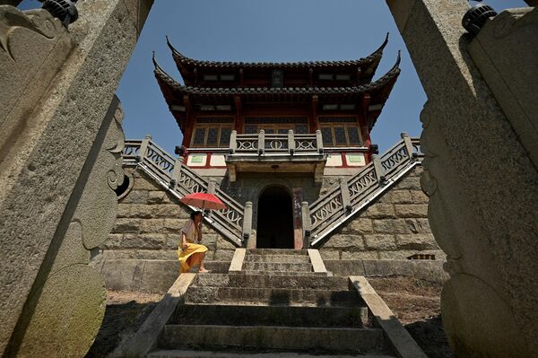 Woman visits a temple on Luoxing Dun, a small island in China&#x27;s large freshwater Lake Poyang in Juijiang - Sputnik International