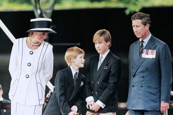 In this file photo taken on August 19, 1995 Prince Charles (R), Princess Diana (L) and their children William (2nd R) and Harry (2nd L) watch the march past on a dais on the mall as part of the commemorations of VJ Day. - Twenty-five years on from the death of their mother, princess Diana, Prince William and Prince Harry are struggling to maintain their formerly close relationship. - Sputnik International