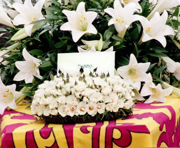 In this file photo taken on September 6, 1997 a message saying &quot;Mummy&quot; sits on the coffin of Diana, Princess of Wales, at Westminster Abbey in London at the funeral ceremony. - Sputnik International