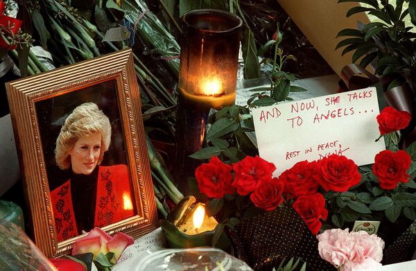 In this file photo taken on September 4, 1997, candles, flowers and other tributes line the steps of the British Embassy in Washington, DC, in memory of Diana,  Princess of Wales. - From her engagement to Prince Charles as a shy teenager to her roles as doting mother, humanitarian and global celebrity, Diana&#x27;s turbulent life still captivates people around the world. - Sputnik International
