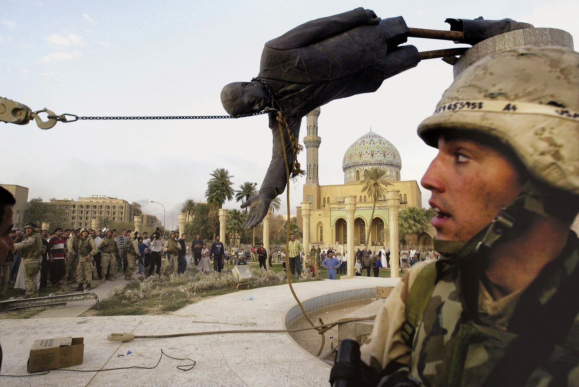 FILE - Iraqi civilians and U.S. soldiers pull down a statue of Saddam Hussein in downtown Baghdad, in this April 9, 2003 file photo. The U.S. invaded Iraq on false claims that Hussein was hiding weapons of mass destruction.  - Sputnik International, 1920, 04.02.2023