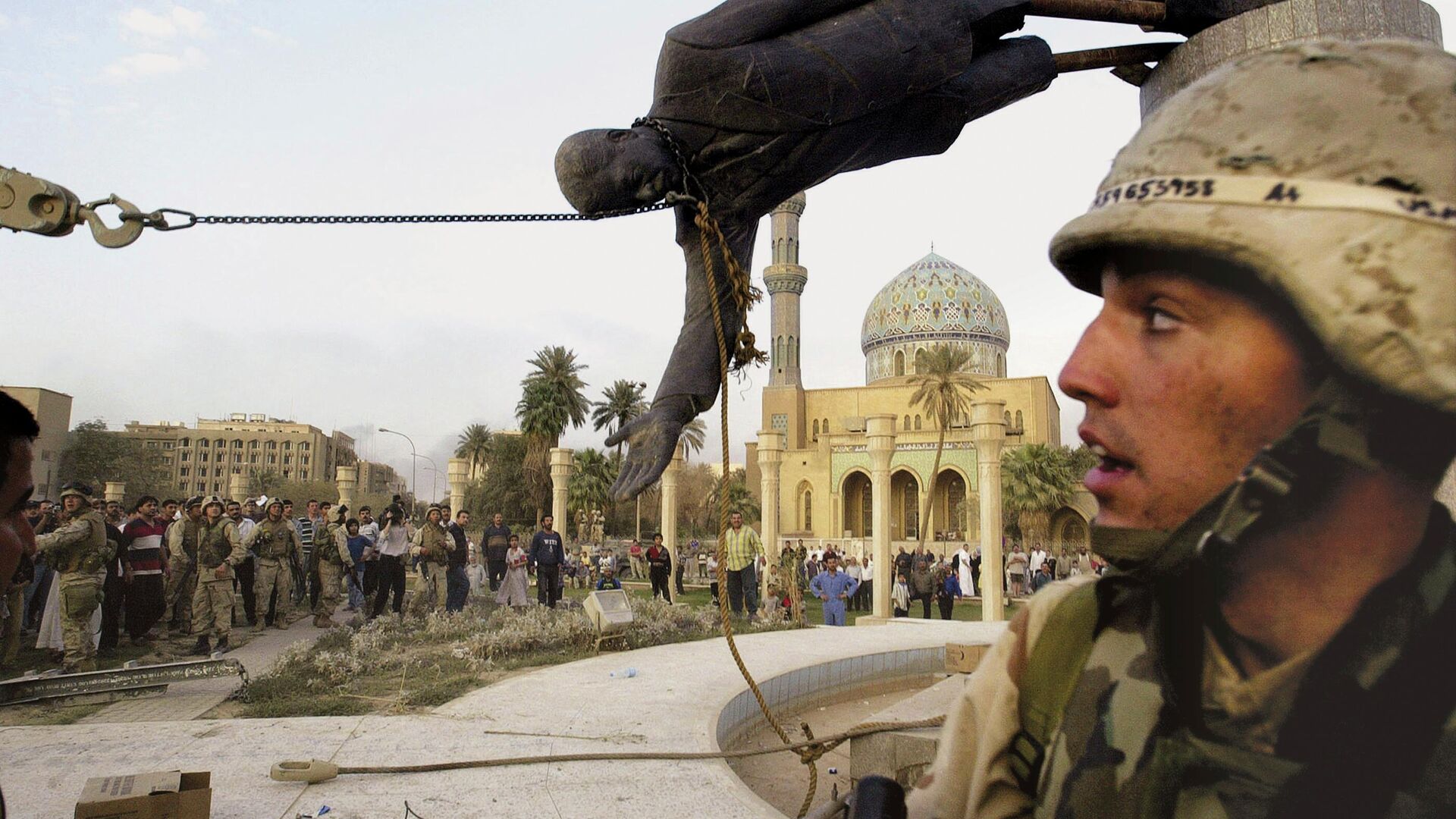 FILE - Iraqi civilians and U.S. soldiers pull down a statue of Saddam Hussein in downtown Baghdad, in this April 9, 2003 file photo. The U.S. invaded Iraq on false claims that Hussein was hiding weapons of mass destruction.  - Sputnik International, 1920, 20.03.2023