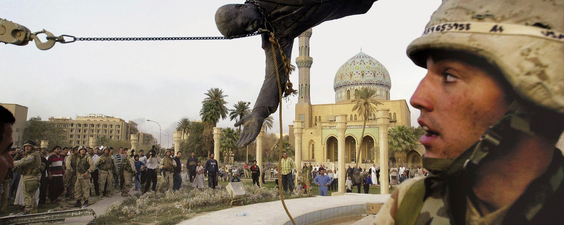 FILE - Iraqi civilians and U.S. soldiers pull down a statue of Saddam Hussein in downtown Baghdad, in this April 9, 2003 file photo. The U.S. invaded Iraq on false claims that Hussein was hiding weapons of mass destruction.  - Sputnik International, 1920, 20.03.2023