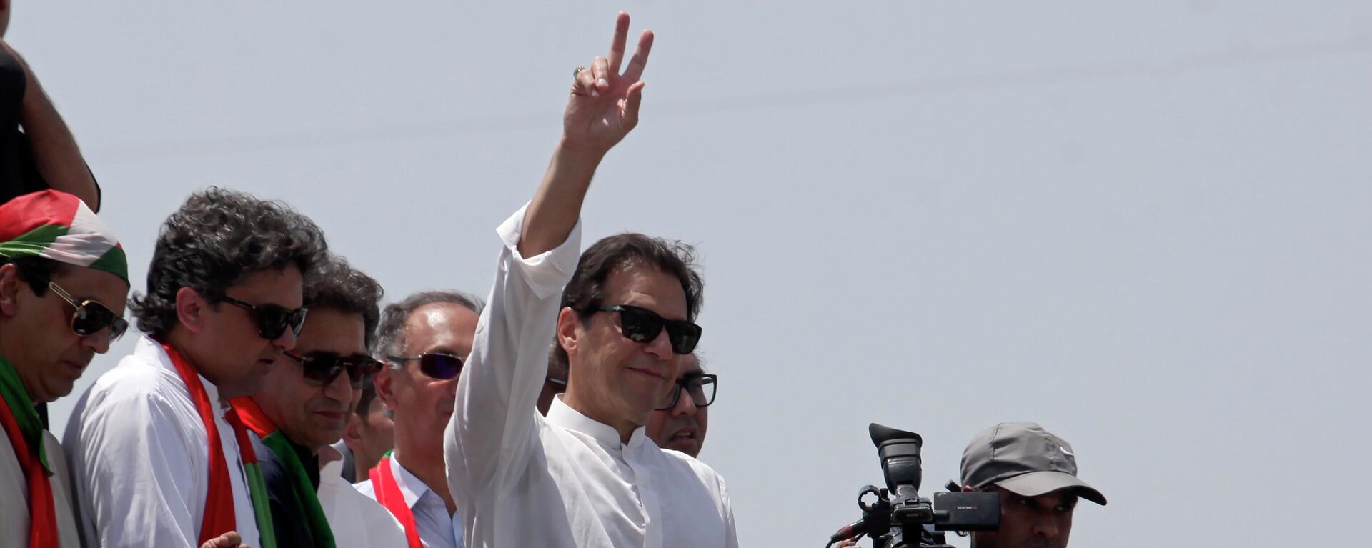 Ousted Pakistani Prime Minister Imran Khan gives the victory sign to supporters as he leads a march toward Islamabad, in Swabi, Pakistan, Wednesday, May 25, 2022. - Sputnik International, 1920, 23.10.2022