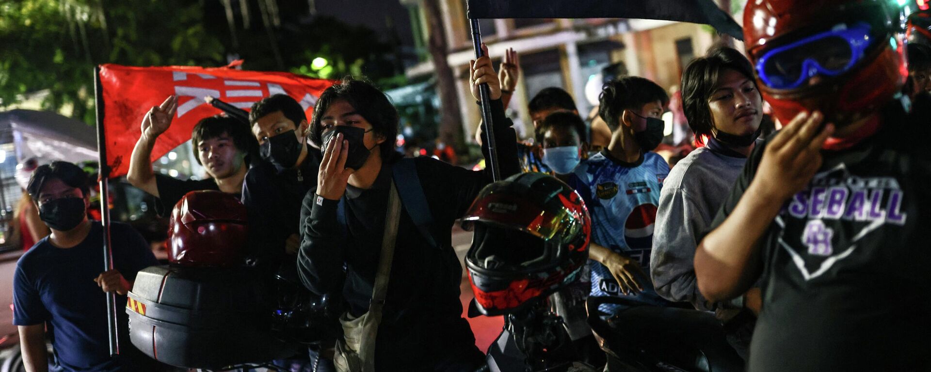 Protesters hold up the three-finger salute during a demonstration calling for the removal of Thailand's Prime Minister Prayut Chan-O-Cha at the Democracy Monument in Bangkok on August 23, 2022. - Sputnik International, 1920, 23.08.2022