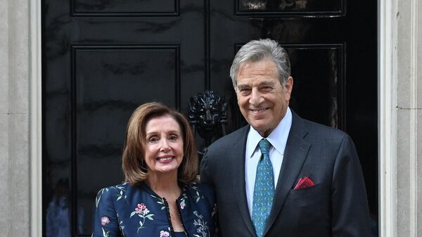 US Speaker of the House, Nancy Pelosi (L) and her husband Paul Pelosi, pose for the media outsise of 10 Downing Street in central London, on September 16, 2021, as she arrives for a meeting with Britain's Prime Minister Boris Johnson.  - Sputnik International