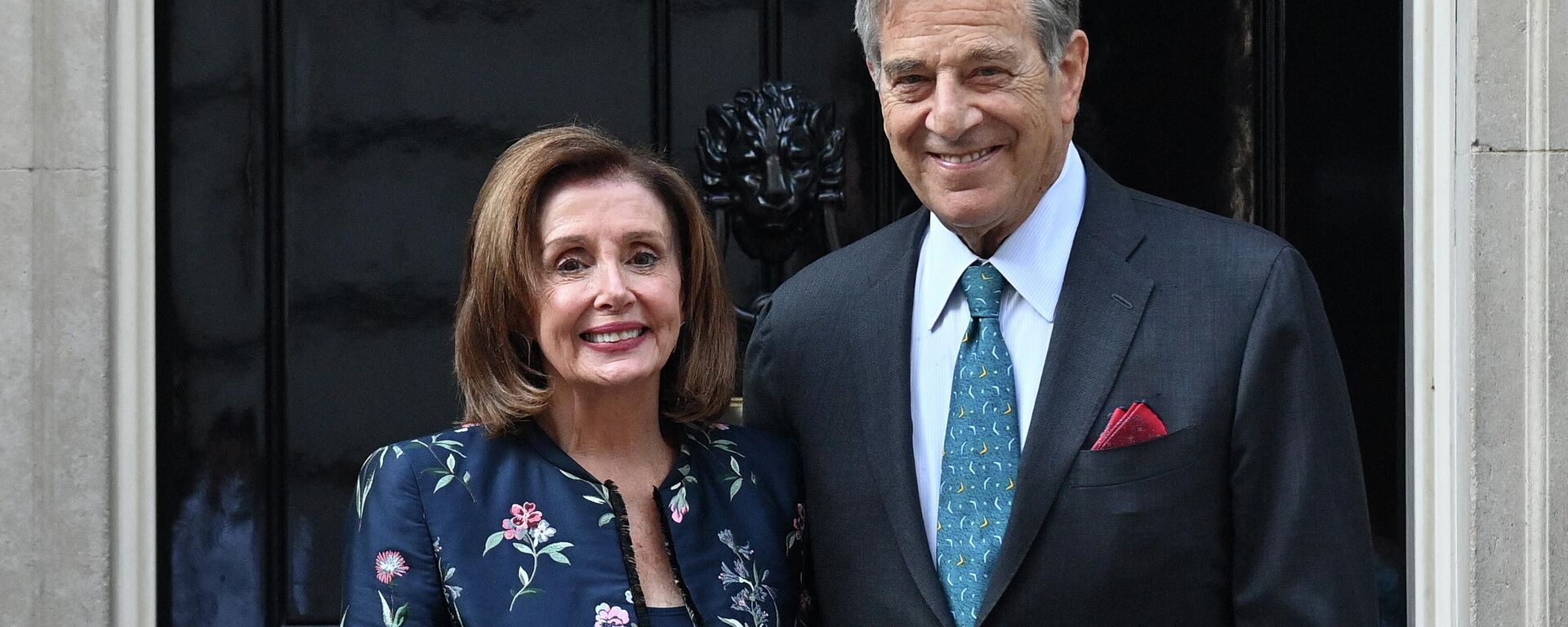 US Speaker of the House, Nancy Pelosi (L) and her husband Paul Pelosi, pose for the media outsise of 10 Downing Street in central London, on September 16, 2021, as she arrives for a meeting with Britain's Prime Minister Boris Johnson.  - Sputnik International, 1920, 23.08.2022