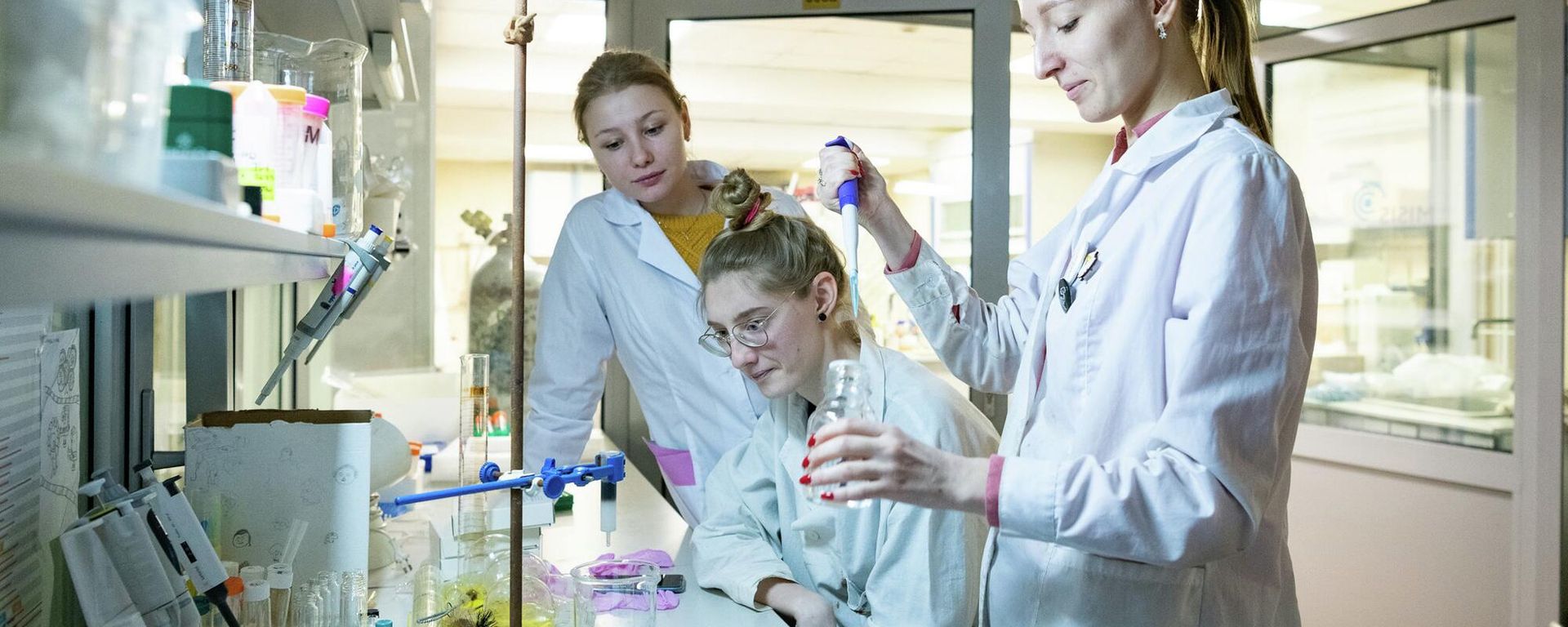 Young scientists of the laboratory Biomedical nanomaterials NITU MISIS - Sputnik International, 1920, 26.06.2026