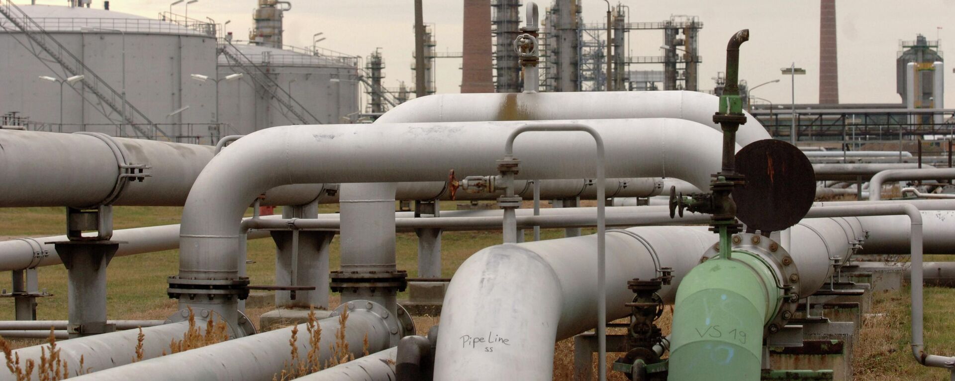 A Jan. 10, 2007 file photo shows a pumping station at the end of the oil pipeline Druzhba (Friendship) in the eastern German refinery PCK Schwedt, background, in Schwedt.  - Sputnik International, 1920, 24.07.2024