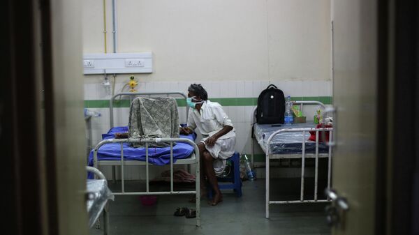 A patient and a visitor at a flu ward in India - Sputnik International
