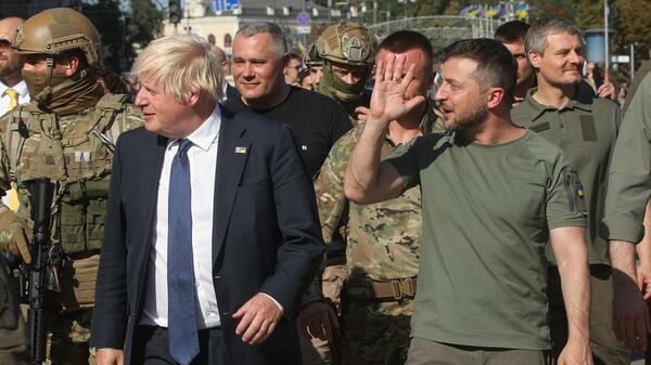 British Prime Minister Boris Johnson and Ukrainian President Volodymyr Zelensky walk down the street in central Kiev for a photo op, August 24, 2022. - Sputnik International