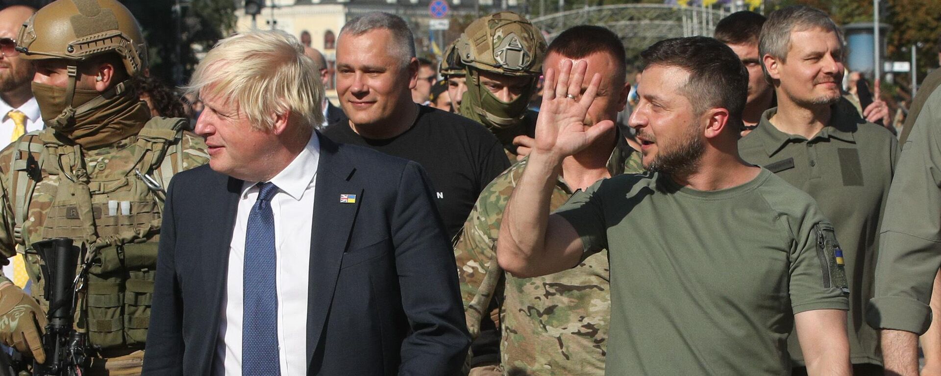 British Prime Minister Boris Johnson and Ukrainian President Volodymyr Zelensky walk down the street in central Kiev for a photo op, August 24, 2022. - Sputnik International, 1920, 26.11.2023