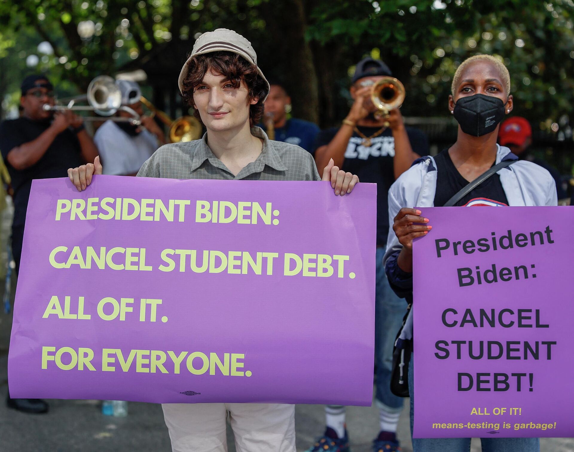 Student loan debt holders take part in a demonstration outside of the white house staff entrance to demand that President Biden cancel student loan debt in August on July 27, 2022 at the Executive Offices in Washington, DC.    - Sputnik International, 1920, 27.08.2022