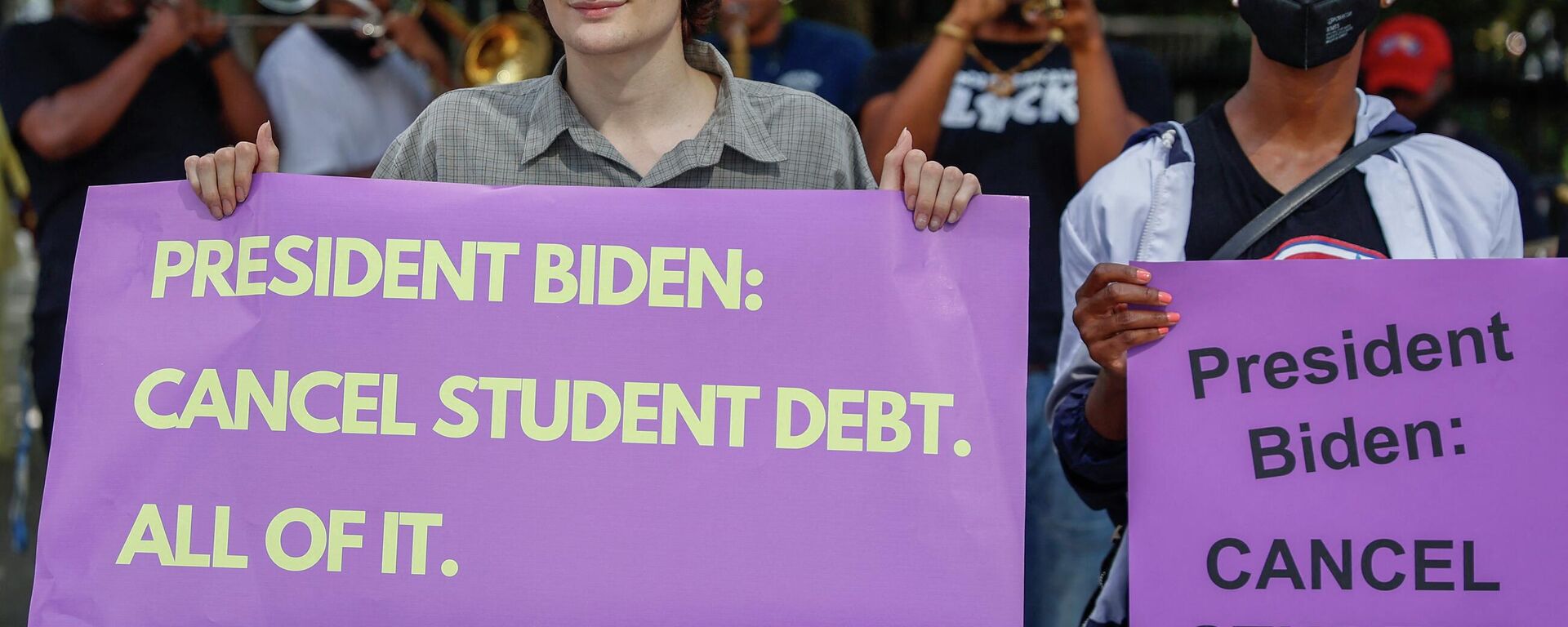 Student loan debt holders take part in a demonstration outside of the white house staff entrance to demand that President Biden cancel student loan debt in August on July 27, 2022 at the Executive Offices in Washington, DC.    - Sputnik International, 1920, 24.08.2022