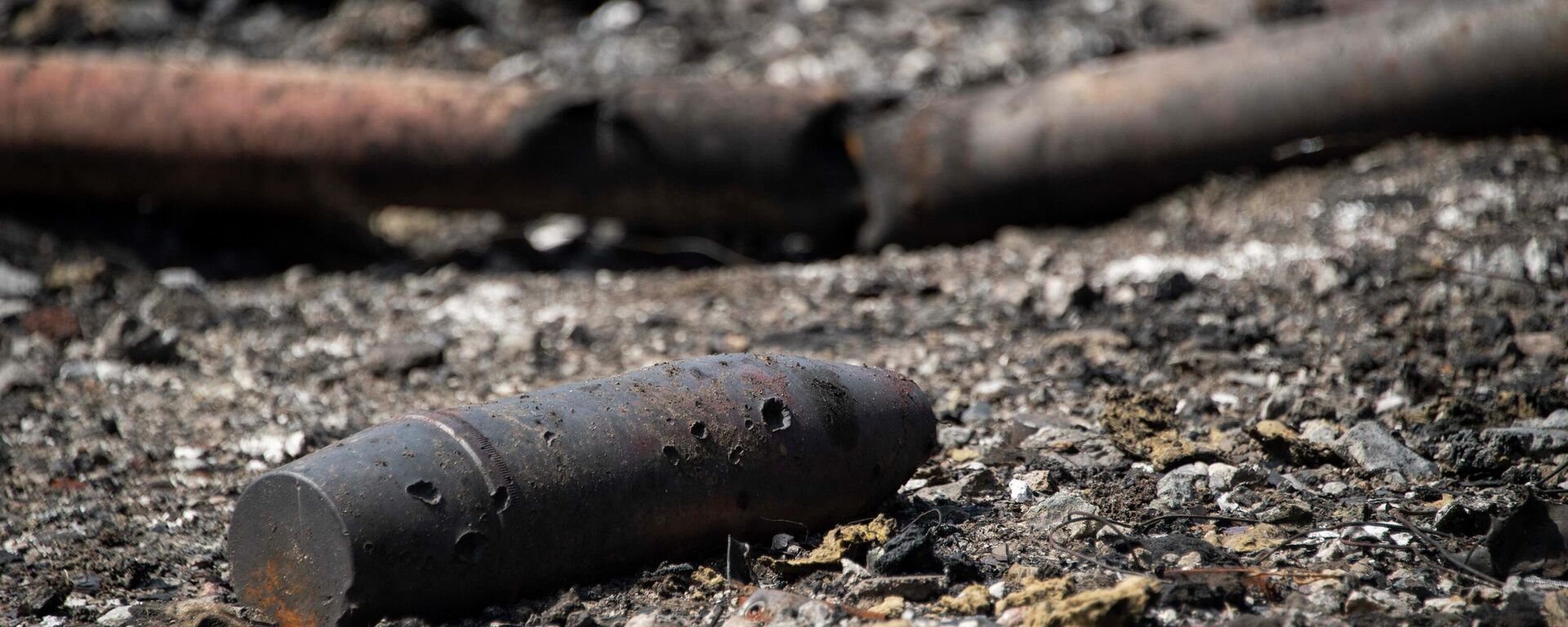 An unexploded shell is seen on the territory of the sunflower oil extraction plant damaged by shelling in the town of Pologi, Zaporozhye region. - Sputnik International, 1920, 24.08.2022