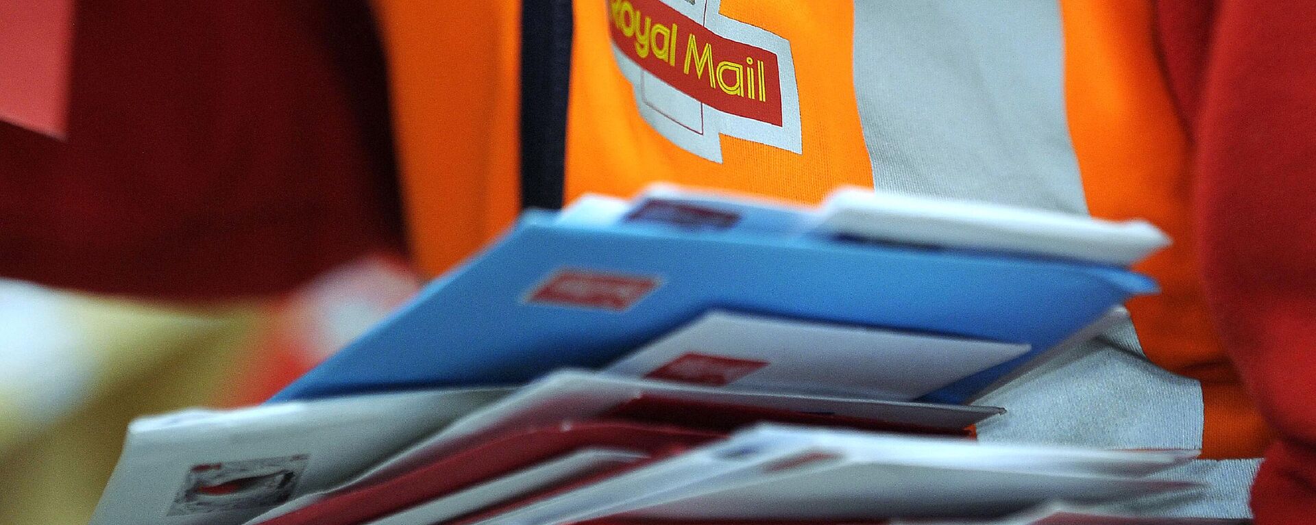 A worker sorts mail at the Royal Mail Distribution centre in Glasgow in what is traditionally the busiest day of the year for mail in the run up to Christmas on December 15, 2016 - Sputnik International, 1920, 31.08.2022