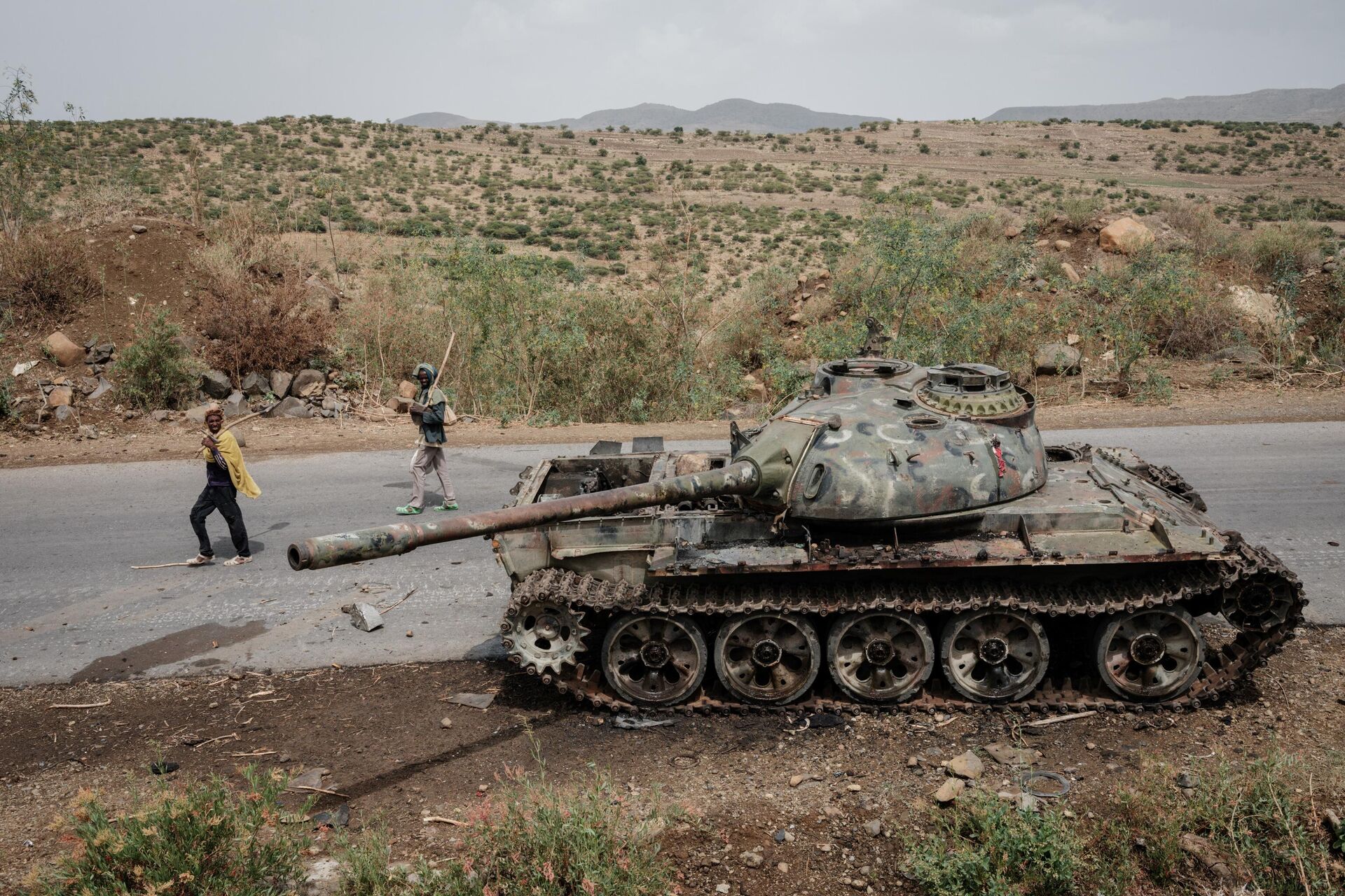 (FILES) In this file photo taken on June 20, 2021 Local farmers walk next to a tank of alledged Eritrean army that is abandoned along the road in Dansa, southwest of Mekele in Tigray region, Ethiopia. - Sputnik International, 1920, 25.08.2022