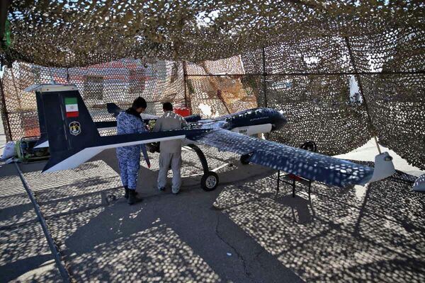 Военный беспилотный летательный аппарат в камуфляжном корпусе во время двухдневных учений в Иране - Sputnik International