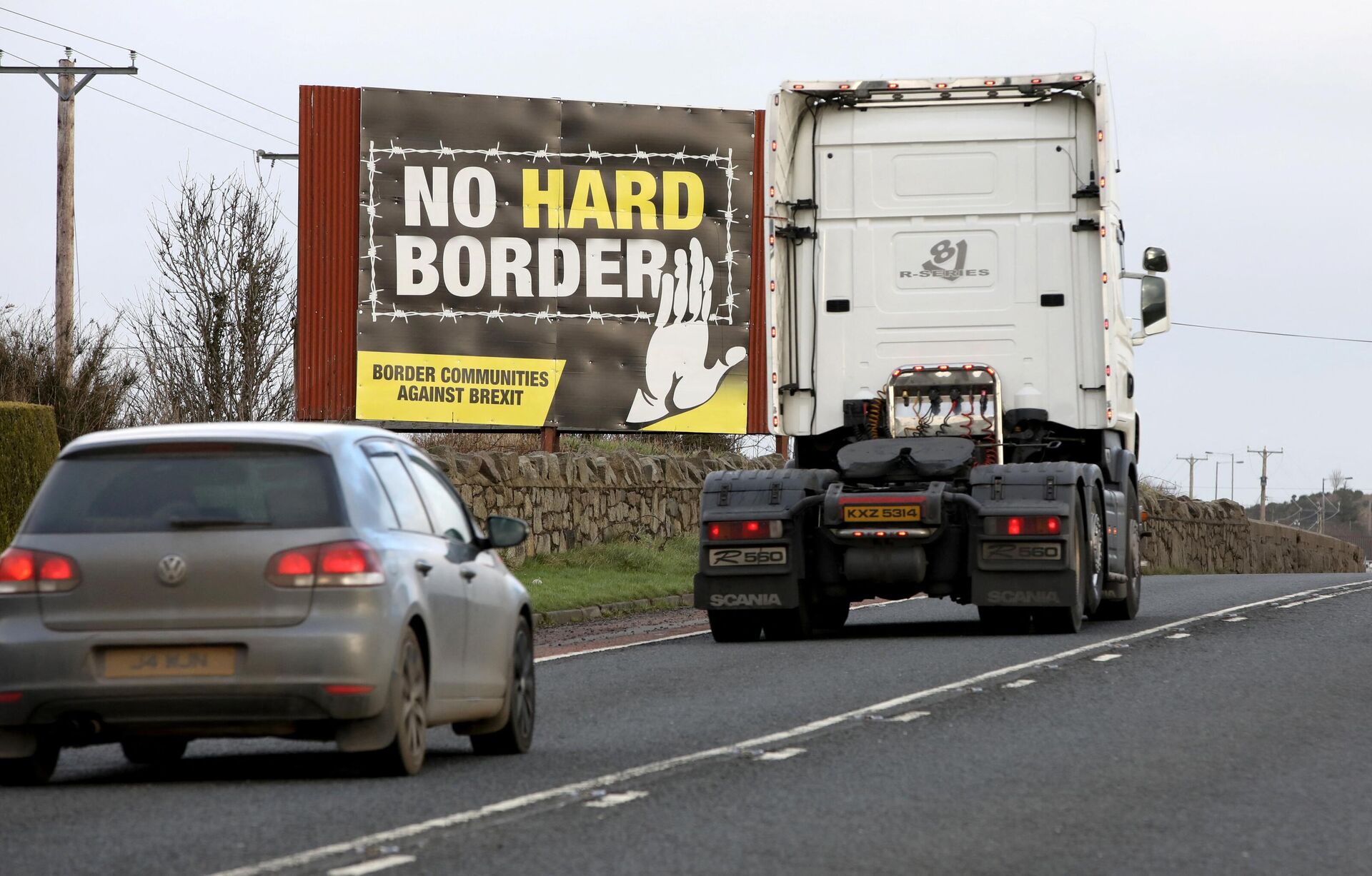 Traffic passes an No Hard Border anti-Brexit, pro-Irish unity billboard poster as it crosses the border road between Newry in Northern Ireland, on February 1, 2020, and Dundalk in Ireland
 - Sputnik International, 1920, 21.09.2022