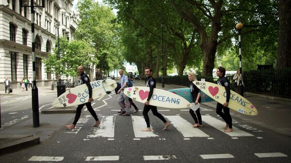 Climate change campaigners from the group Surfers against Sewage pose for photographs walking across a zebra crossing in London, Wednesday, June 17, 2015 - Sputnik International