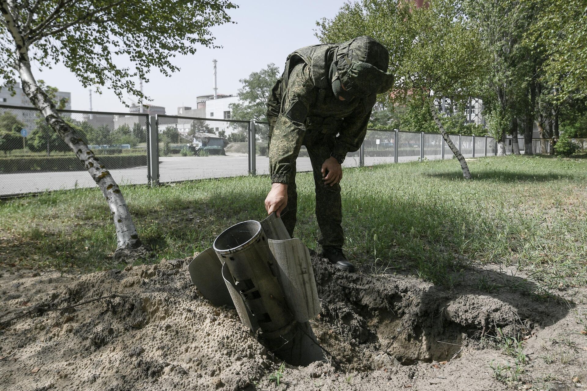 A Russian serviceman inspects  a part of a shell on the territory of the Zaporozhye nuclear power plant, as Russia's military operation in Ukraine continues, in Energodar, Zaporizhzhia region, Ukraine - Sputnik International, 1920, 28.03.2023