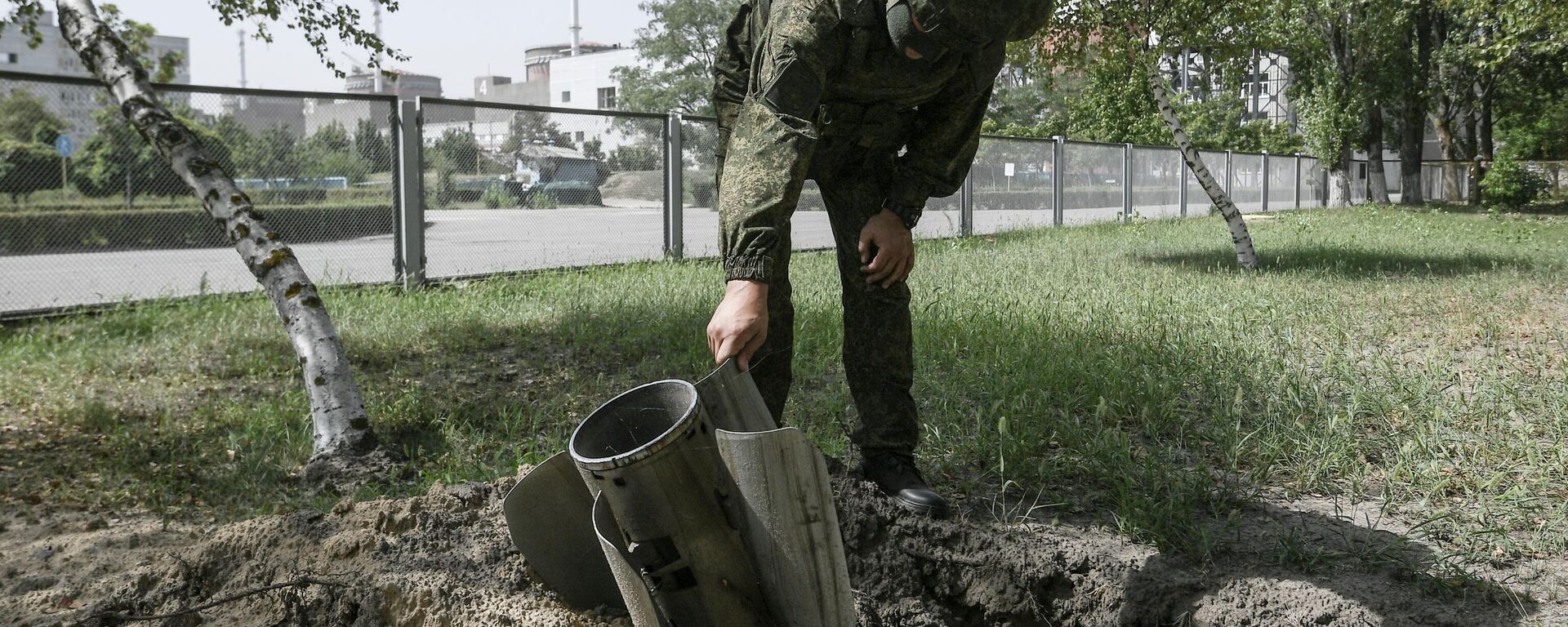 A Russian serviceman inspects  a part of a shell on the territory of the Zaporozhye nuclear power plant, as Russia's military operation in Ukraine continues, in Energodar, Zaporizhzhia region, Ukraine - Sputnik International, 1920, 17.09.2022