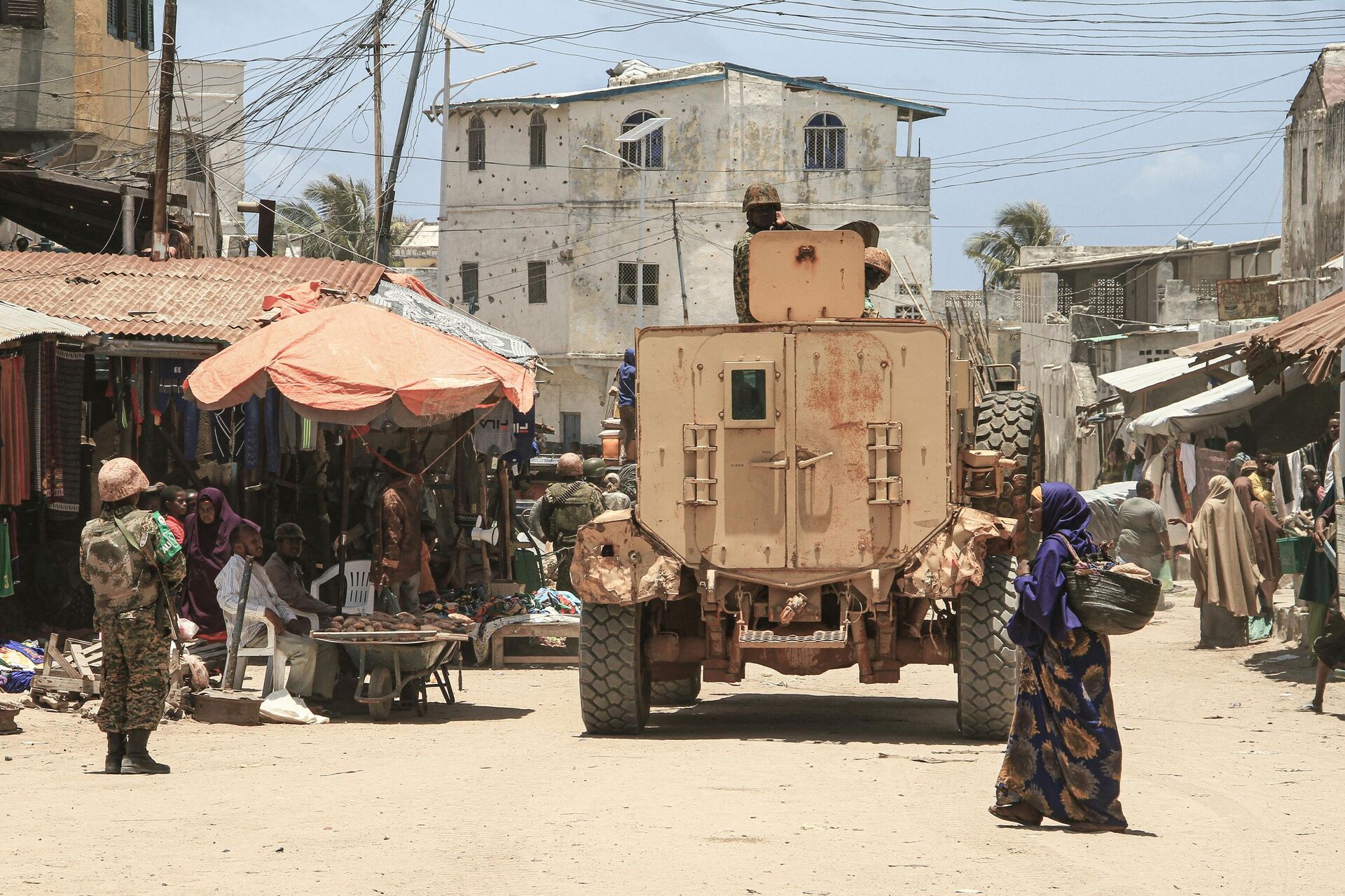 Ugandan soldiers of African Union's peacekeeping mission in Somalia (AMISOM) patrol in Merka, Southern Coastal Somalia, on September 19, 2019 - Sputnik International, 1920, 26.08.2022