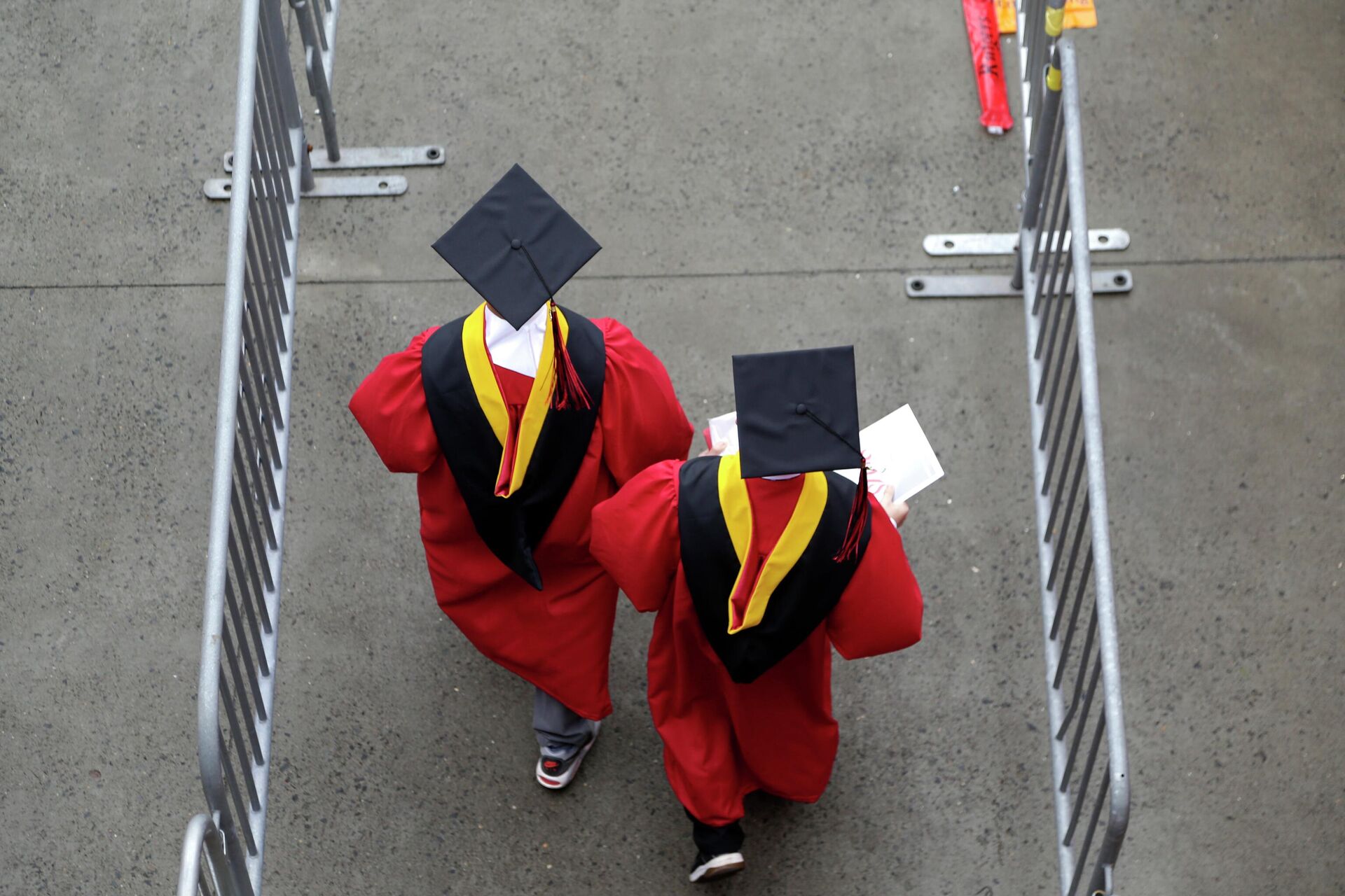 FILE - New graduates walk into the High Point Solutions Stadium before the start of the Rutgers University graduation ceremony in Piscataway Township, N.J., on May 13, 2018 - Sputnik International, 1920, 27.08.2022