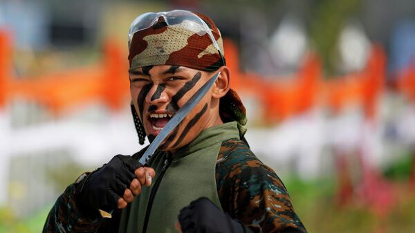An Indian army soldier of the Gorkha regiment displays skills in the sidelines of the biennial defense exhibition in Lucknow, India, Sunday, Feb. 9, 2020 - Sputnik International