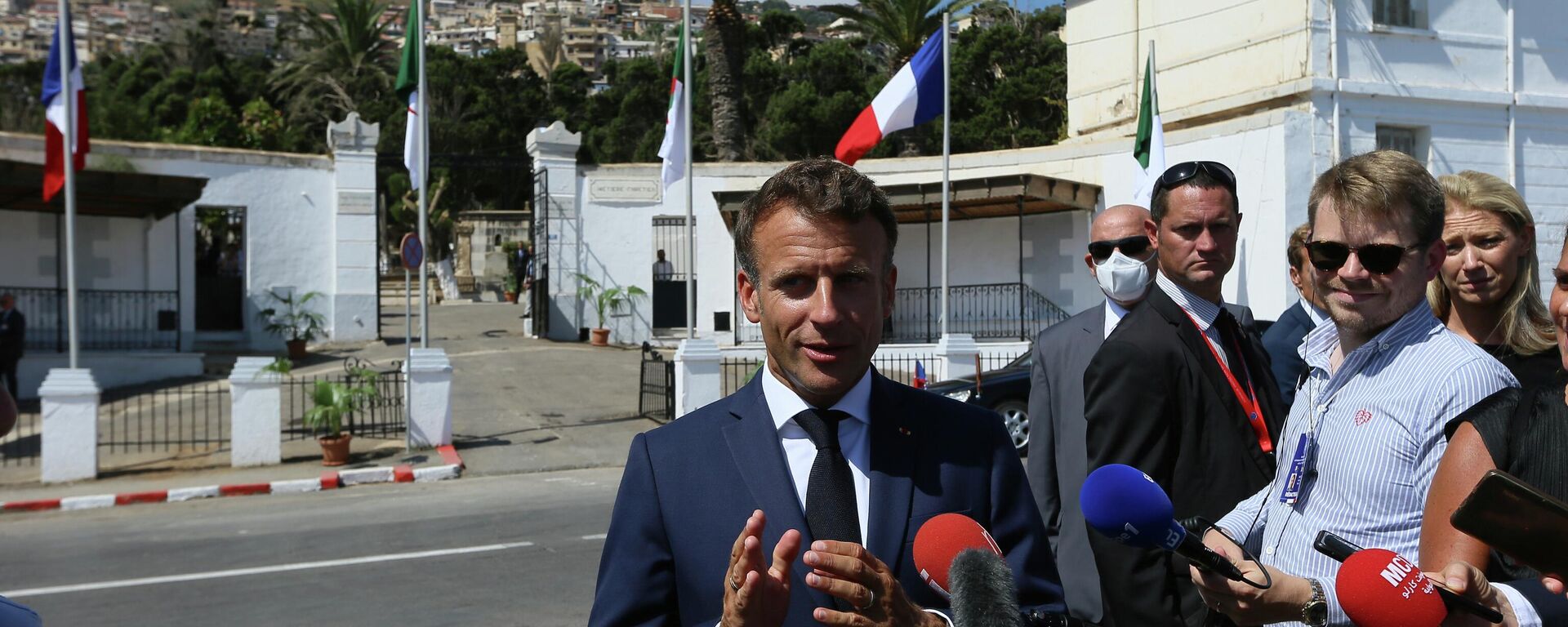 French President Emmanuel Macron speaks to the press after visiting the European St-Eugene Cemetery in Algiers, Algeria, Friday, Aug. 26, 2022 - Sputnik International, 1920, 26.08.2022