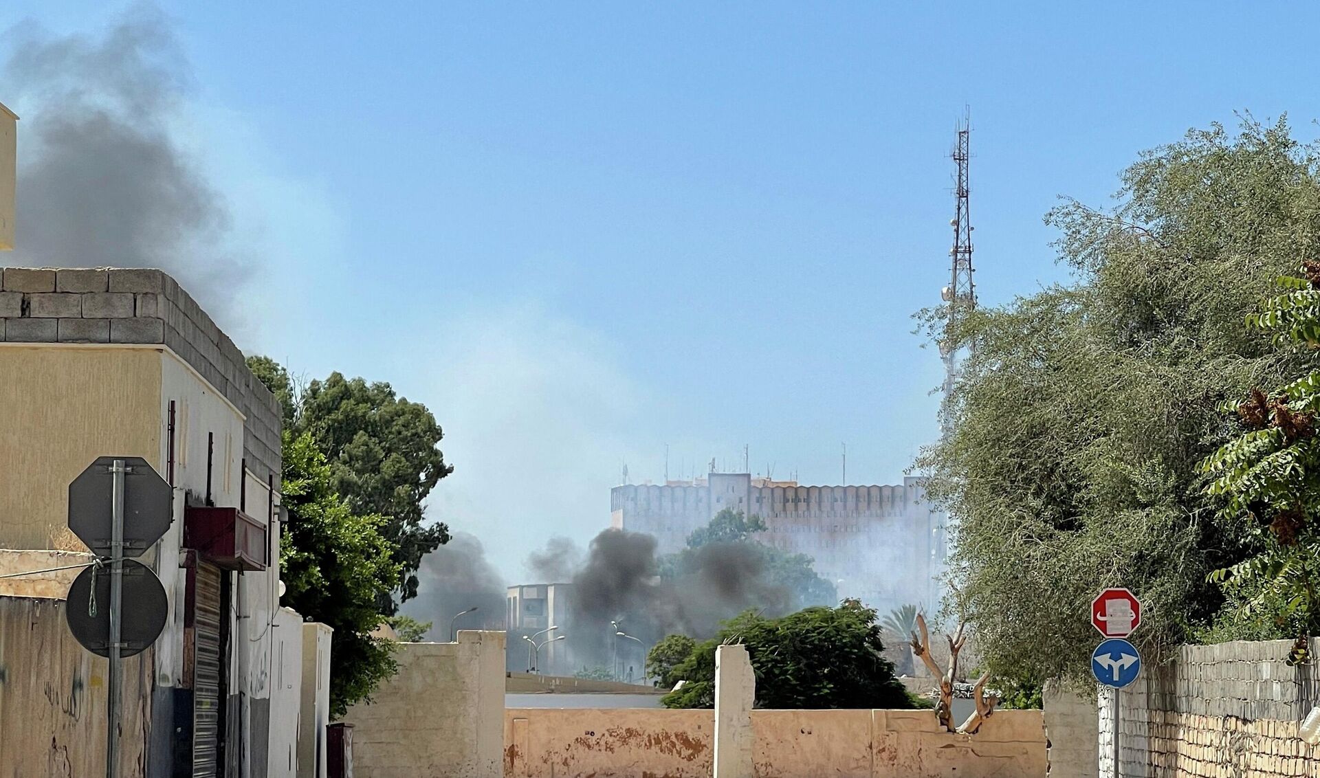 Smoke billows as rival Libyan groups exchange fire in the capital Tripoli, on August 27, 2022. - Sputnik International, 1920, 28.08.2022