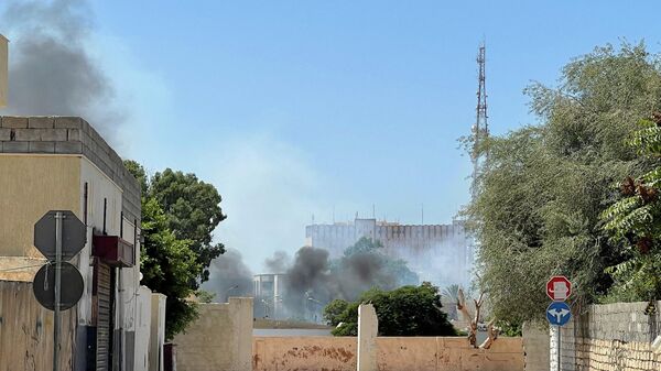 Smoke billows as rival Libyan groups exchange fire in the capital Tripoli, on August 27, 2022. - Sputnik International