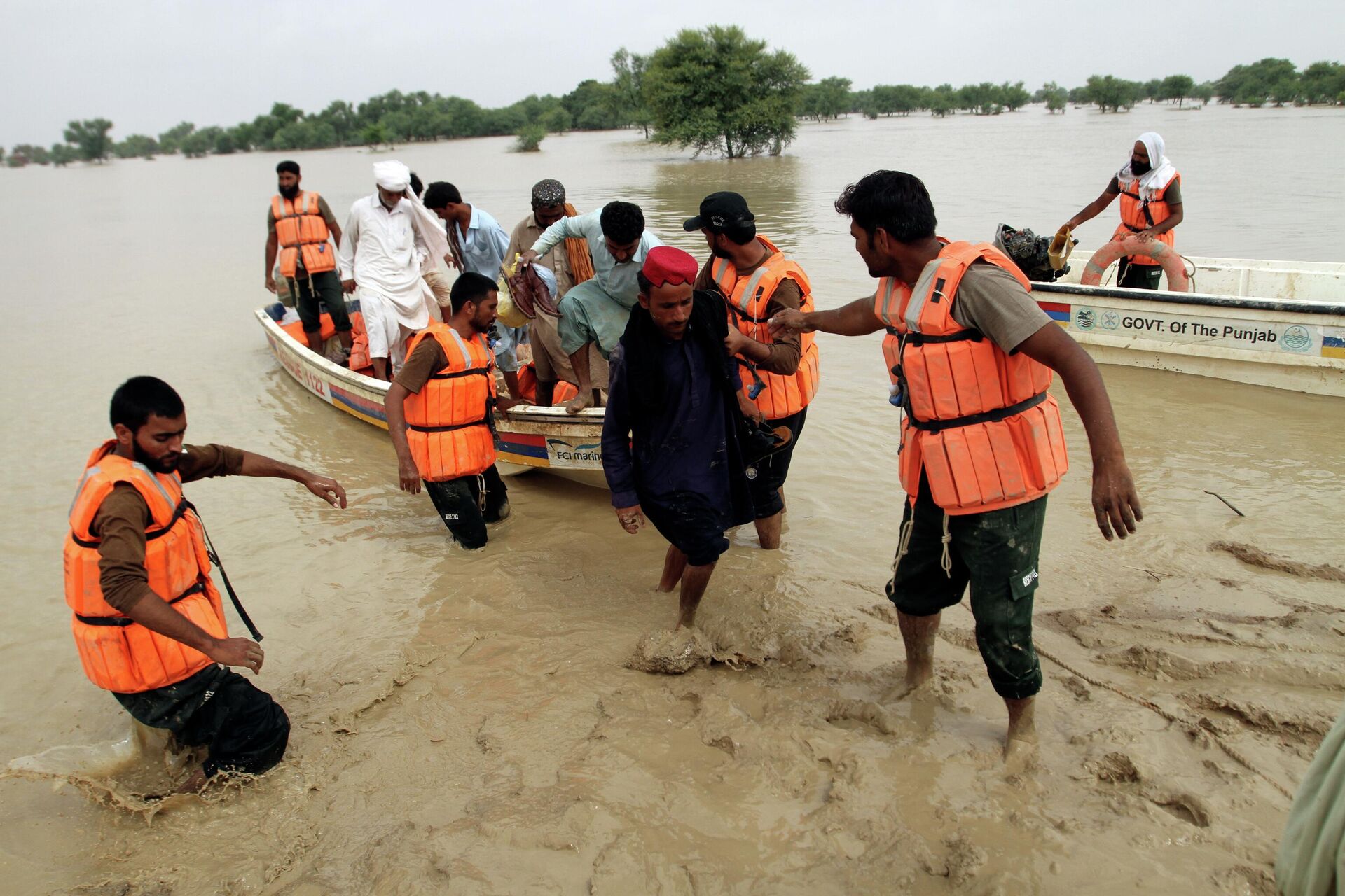 Army troops evacuate people from a flood-hit area in Rajanpur, district of Punjab, Pakistan, Saturday, Aug. 27, 2022. Officials say flash floods triggered by heavy monsoon rains across much of Pakistan have killed nearly 1,000 people and displaced thousands more since mid-June. (AP Photo/Asim Tanveer) - Sputnik International, 1920, 03.09.2022