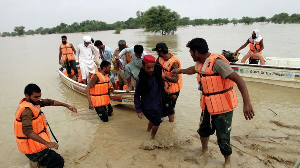 Army troops evacuate people from a flood-hit area in Rajanpur, district of Punjab, Pakistan, Saturday, Aug. 27, 2022. Officials say flash floods triggered by heavy monsoon rains across much of Pakistan have killed nearly 1,000 people and displaced thousands more since mid-June. (AP Photo/Asim Tanveer) - Sputnik International