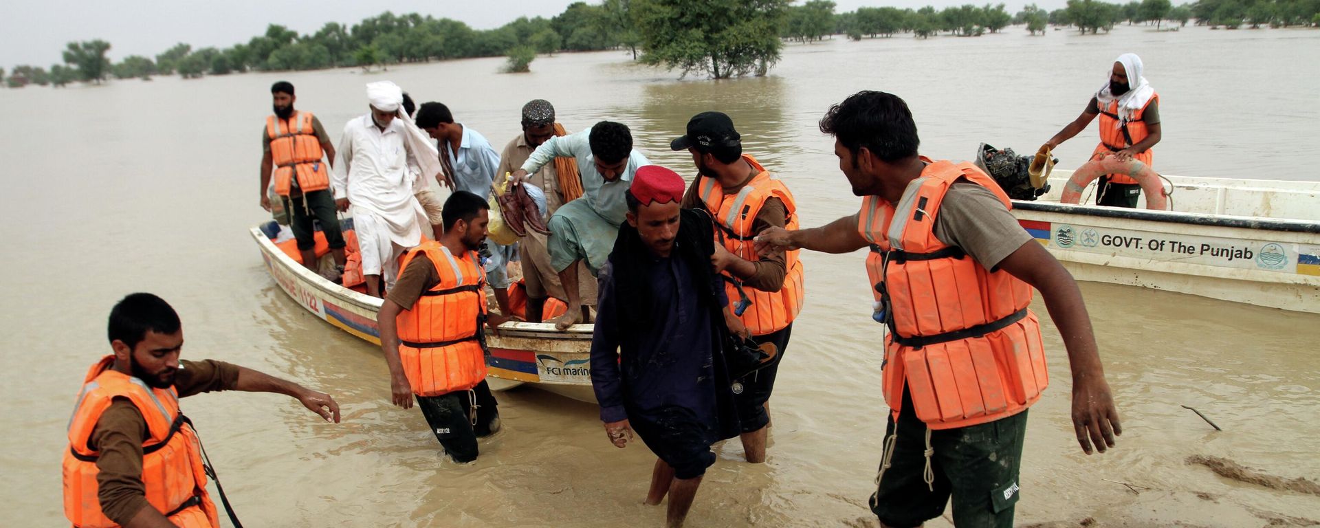 Army troops evacuate people from a flood-hit area in Rajanpur, district of Punjab, Pakistan, Saturday, Aug. 27, 2022. Officials say flash floods triggered by heavy monsoon rains across much of Pakistan have killed nearly 1,000 people and displaced thousands more since mid-June. (AP Photo/Asim Tanveer) - Sputnik International, 1920, 24.07.2026
