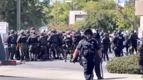 A screenshot of a video depicting clashes in Modesto, California, as police disperse protesters and counter-protesters amid the Straight Pride Parade. - Sputnik International